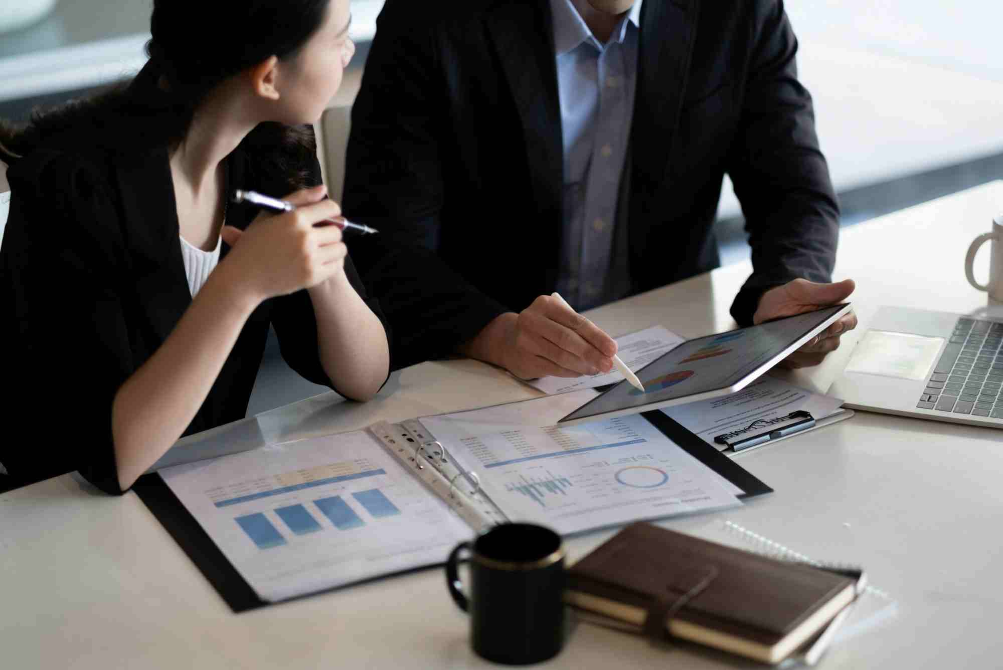 تطورات مالية تعيد تشكيل خطط الشركات